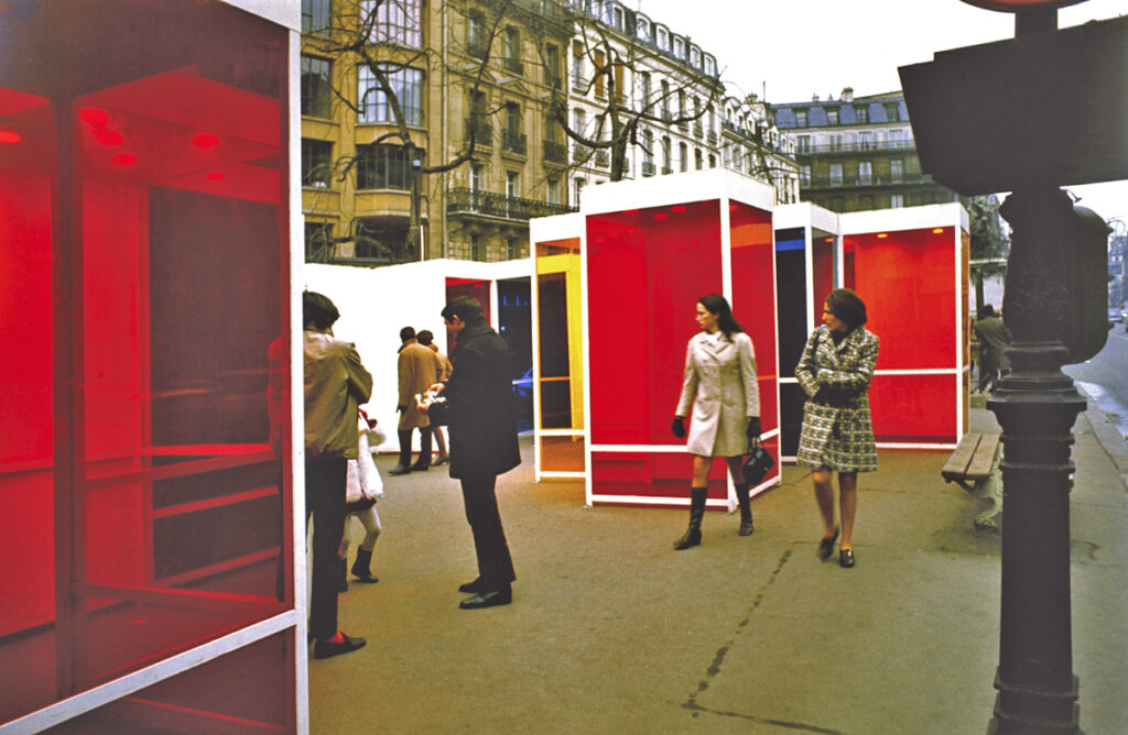 Carlos Cruz-Diez, Chromosaturation pour une allée publique, salida del metro Odéon, en el Boulevard Saint-Germain,1969. © Carlos Cruz-Diez / Bridgeman Images 2023 