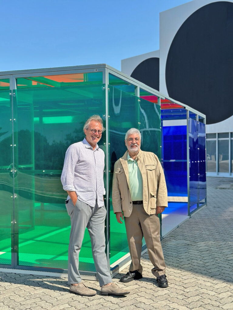 Pierre Vasarely y Carlos Cruz-Diez Jr., Fundacion Vasarely, julio 2023.© Carlos Cruz-Diez / Bridgeman Images 2023 